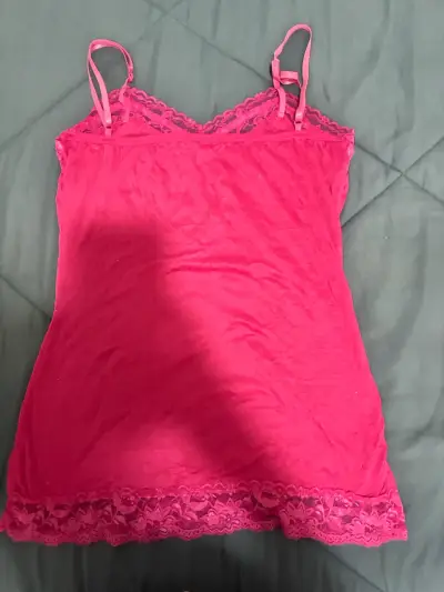 Camiseta de tirantes roja con encaje - miniatura 2