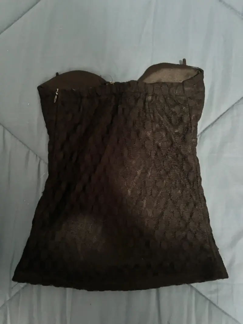Top strapless negro con detalle metálico - 2