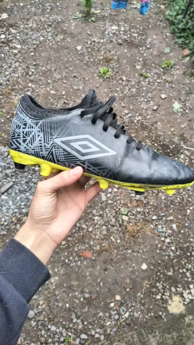 Zapatillas de fútbol Umbro negras y amarillas - miniatura 1