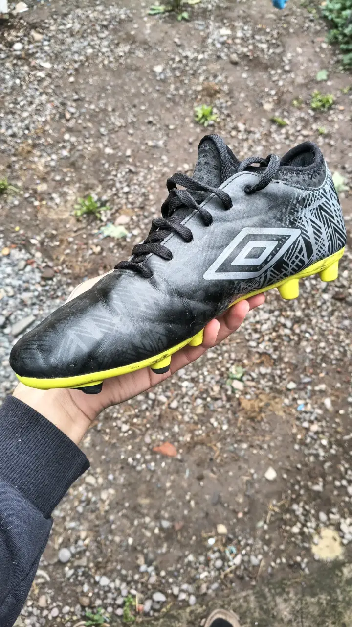 Zapatillas de fútbol Umbro negras y amarillas - 2
