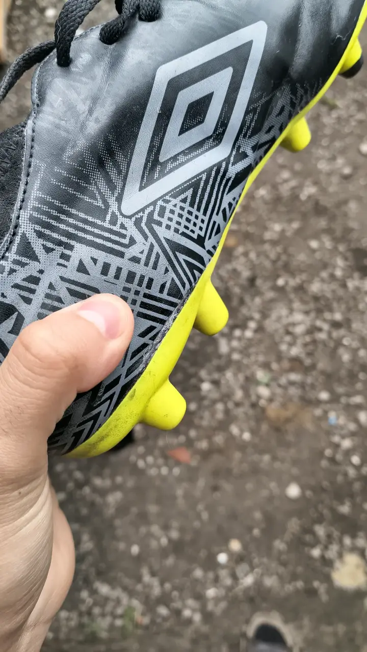 Zapatillas de fútbol Umbro negras y amarillas - 4