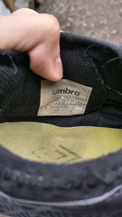 Zapatillas de fútbol Umbro negras y amarillas - miniatura 5