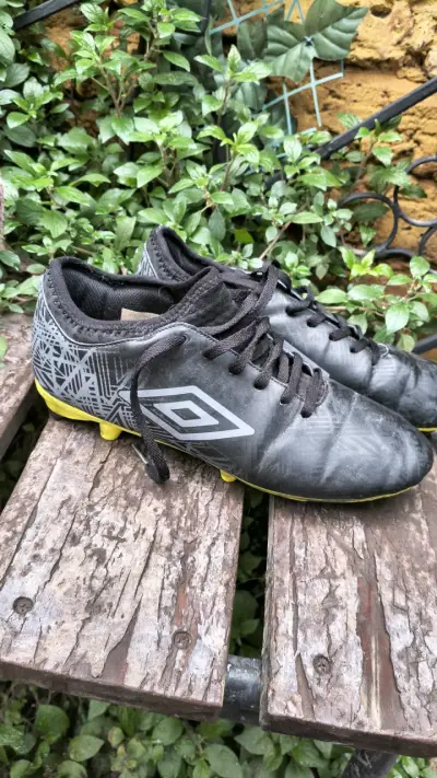 Zapatillas de fútbol Umbro negras y amarillas - miniatura 6