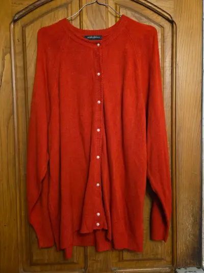 Sueter abotonado rojo de lana para mujer - miniatura 1