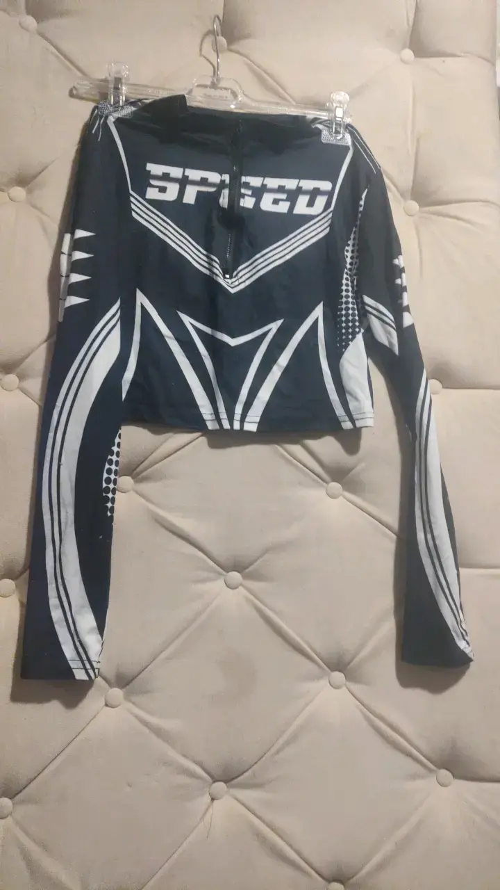 Polera SheIn deportiva negra con diseño 'Speed' - 2