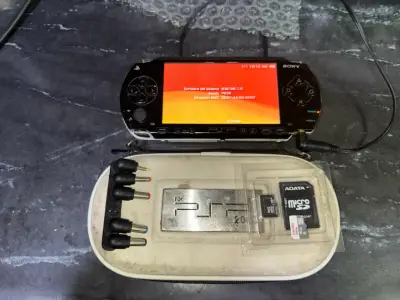 Consola portátil Sony PSP con accesorios - miniatura 1