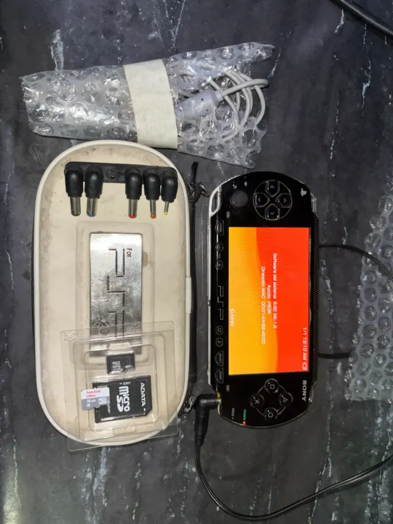 Consola portátil Sony PSP con accesorios - 5