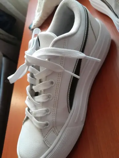 Zapatillas deportivas blancas con diseño moderno - miniatura 1