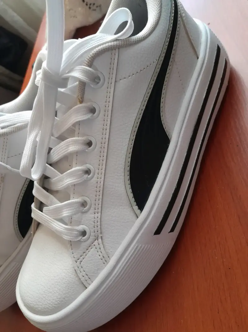 Zapatillas deportivas blancas con diseño moderno - 2