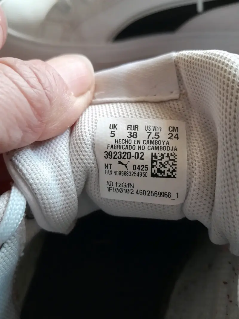 Zapatillas deportivas blancas con diseño moderno - 3