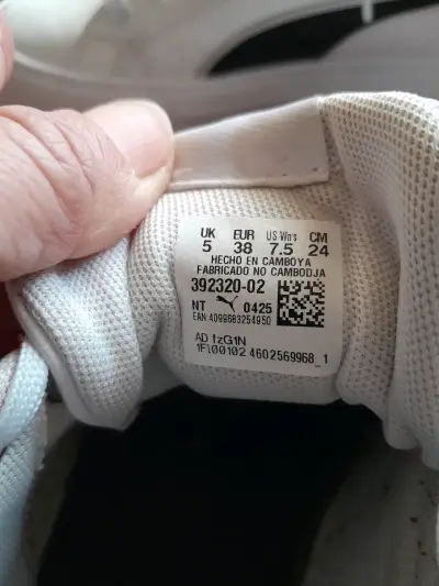 Zapatillas deportivas blancas con diseño moderno - miniatura 3