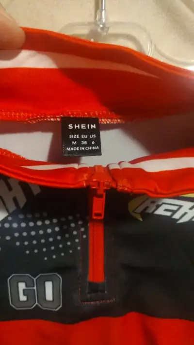 Polerón deportivo Shein rojo y negro talla M - miniatura 1