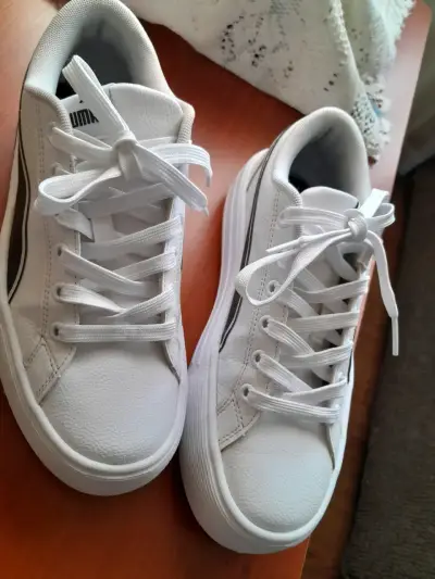 Zapatillas deportivas blancas con diseño moderno - miniatura 4
