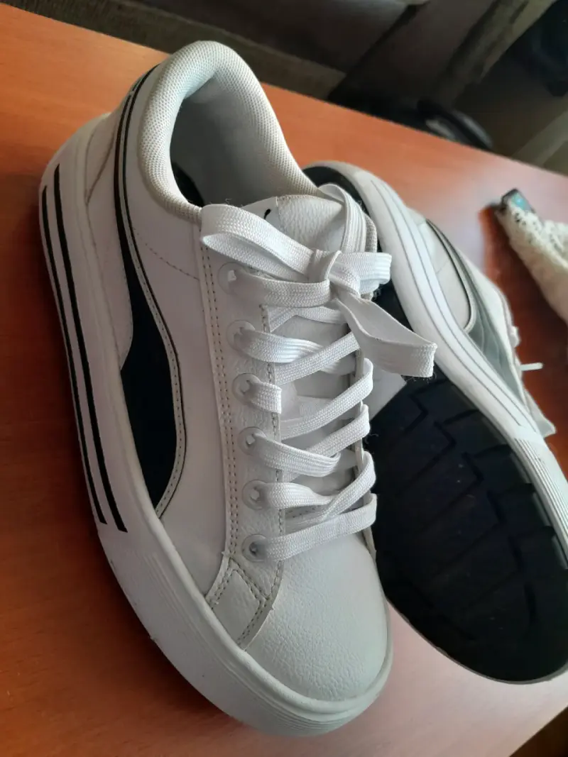 Zapatillas deportivas blancas con diseño moderno - 5