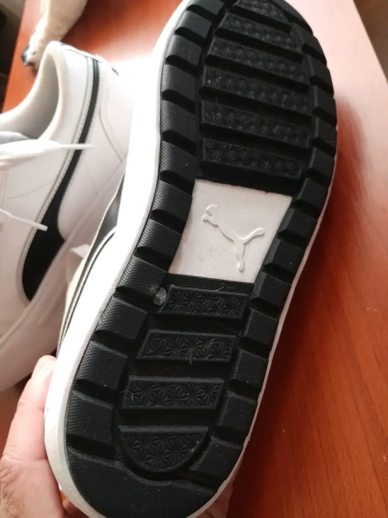 Zapatillas deportivas blancas con diseño moderno - 6