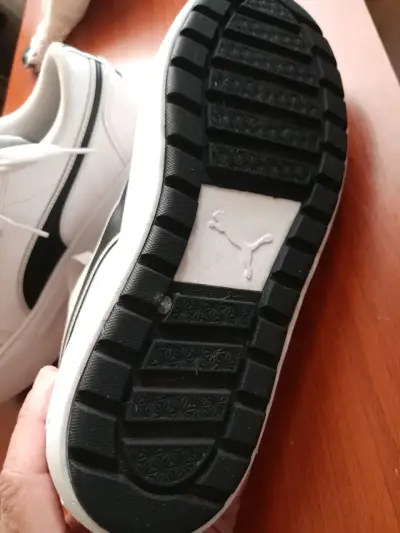 Zapatillas deportivas blancas con diseño moderno - miniatura 6