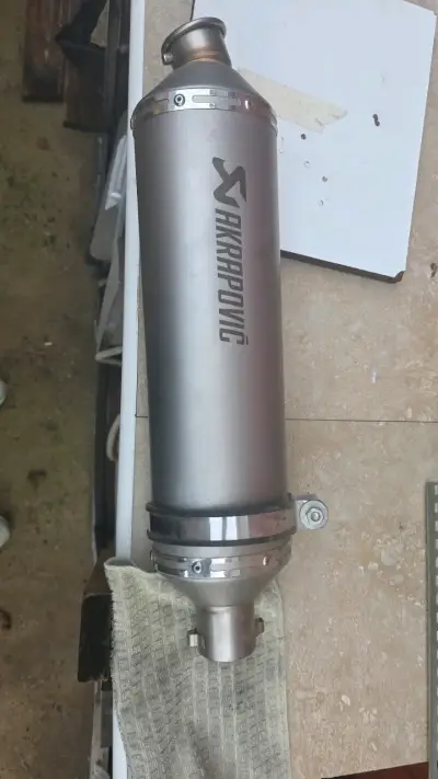 Silenciador de escape Akrapovic para moto - miniatura 1