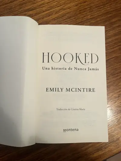 Libro Hooked de Emily McIntire en español - miniatura 2