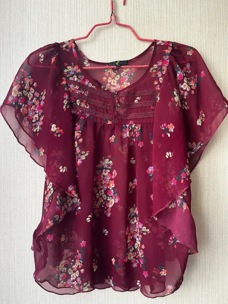 Blusa floral de gasa color burdeos