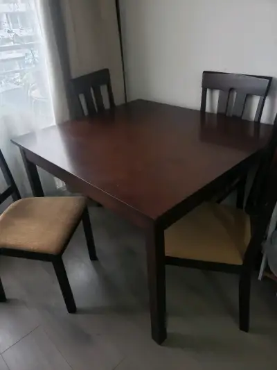 Mesa de comedor de madera con 4 sillas cuadrado - miniatura 1