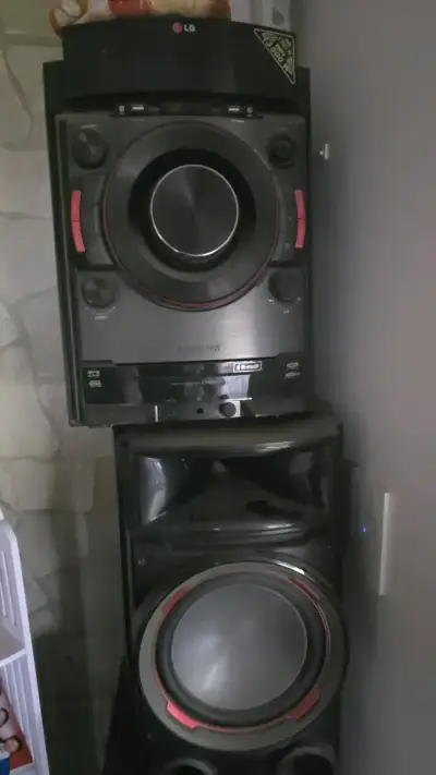 Sistema de sonido LG con Bluetooth y MP3 - miniatura 1