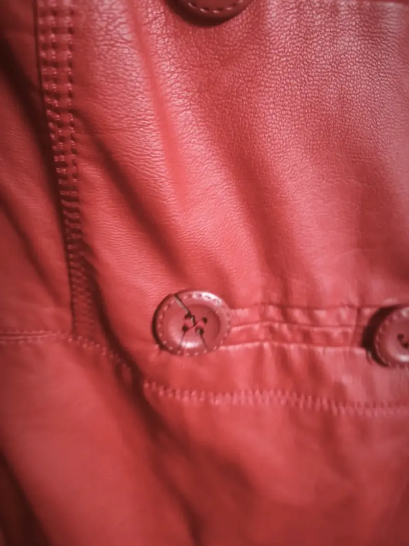 Chaqueta de cuero roja para mujer con diseño elegante - 3