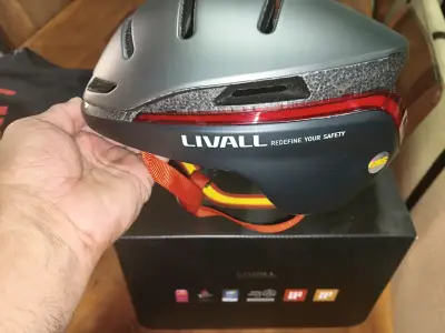 Casco inteligente Livall con luces LED - miniatura 1