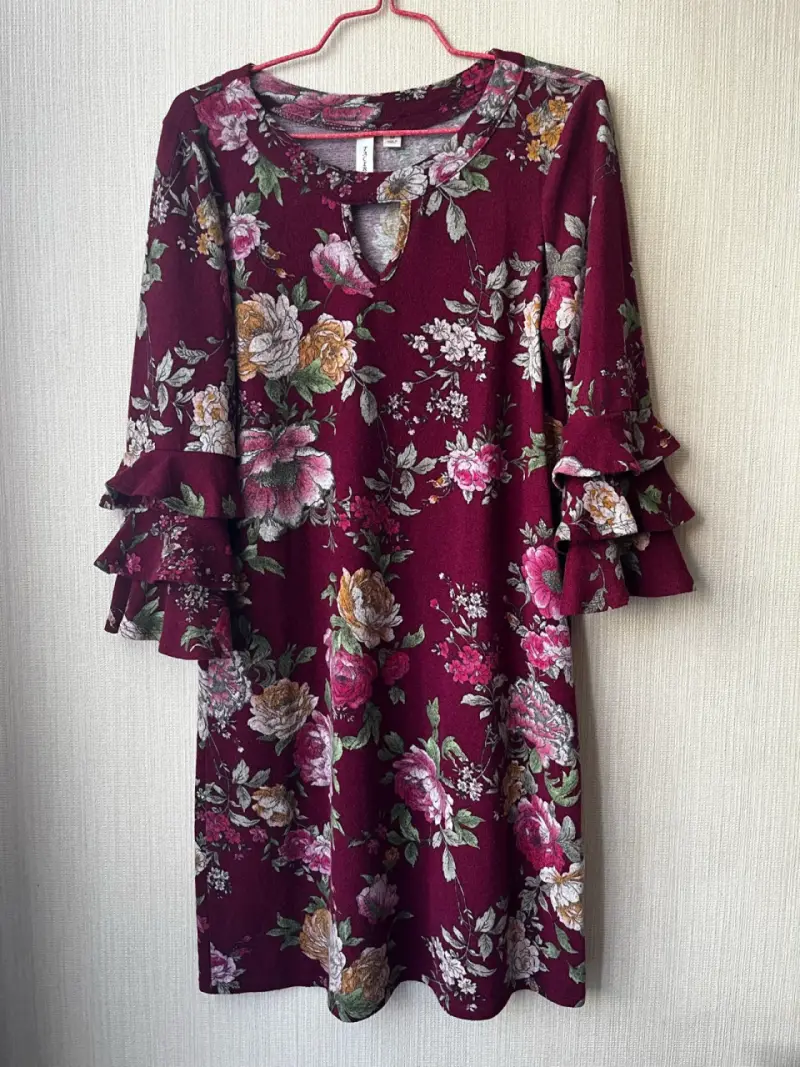 Vestido de invierno floral burdeos con volantes
