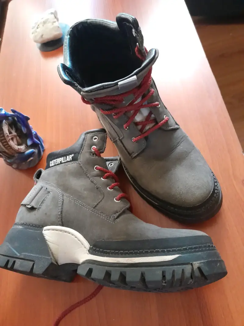 Botas de cuero gris CAT con cordones rojos - 2