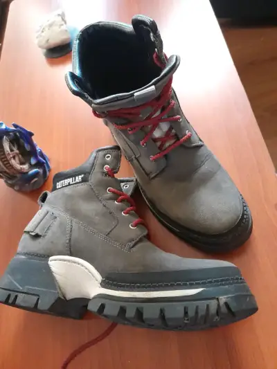 Botas de cuero gris CAT con cordones rojos - miniatura 2
