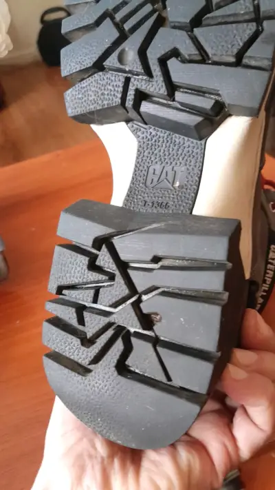 Botas de cuero gris CAT con cordones rojos - miniatura 4