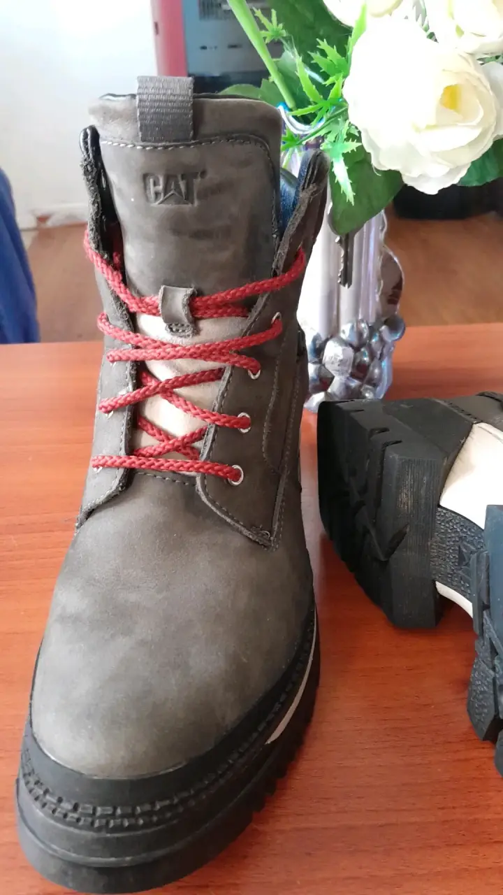 Botas de cuero gris CAT con cordones rojos - 5