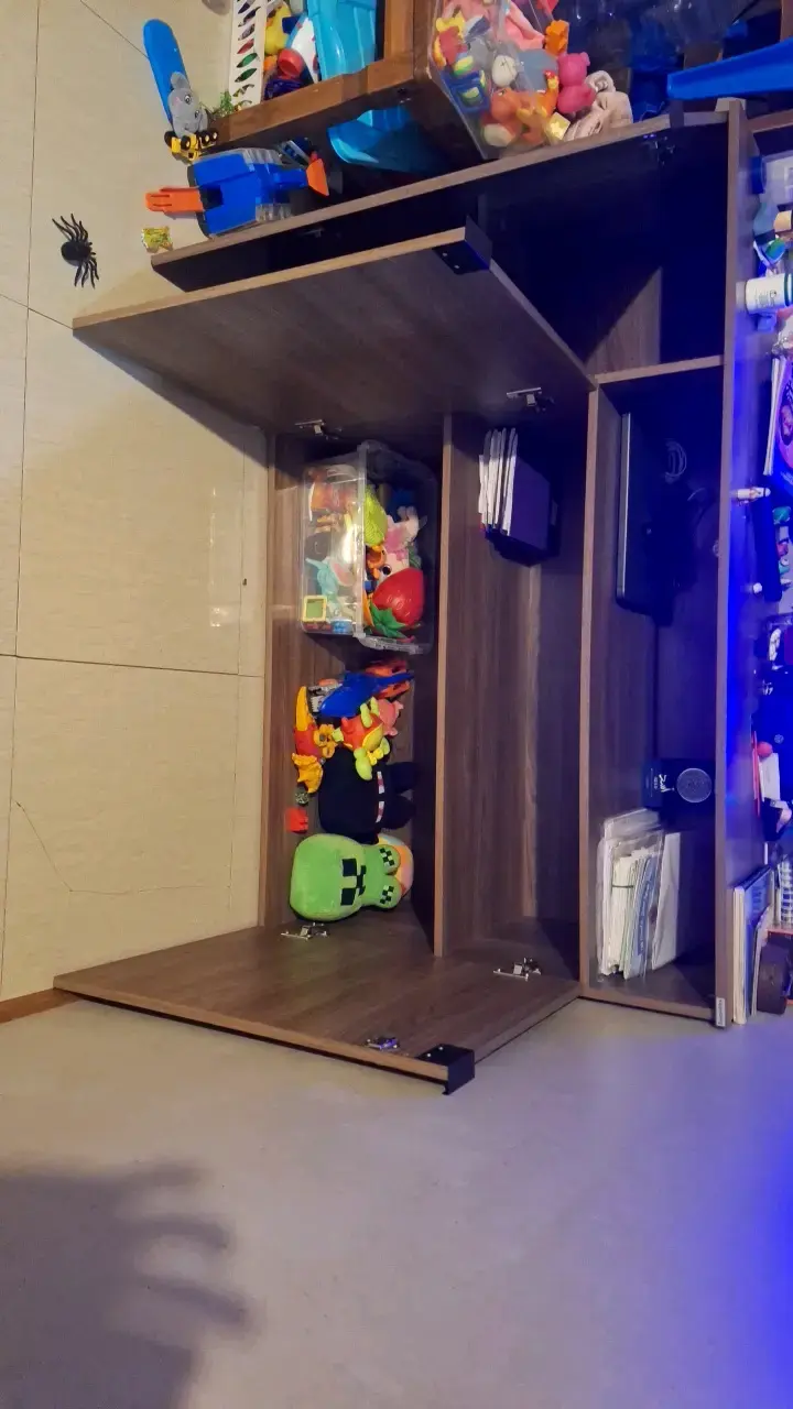 Armario de madera con puertas dobles - 2