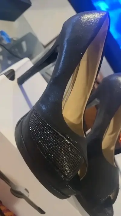 Tacones negros con detalles brillantes - miniatura 1