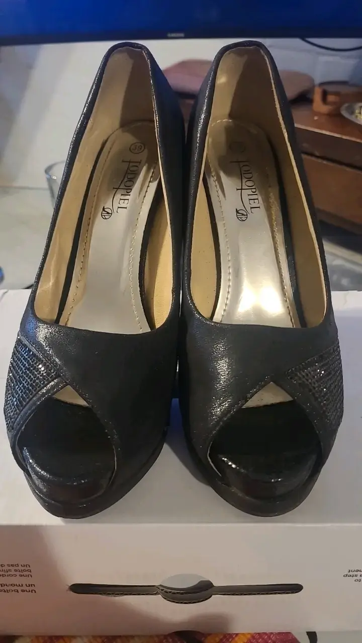 Tacones negros con detalles brillantes - 2