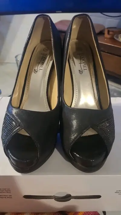 Tacones negros con detalles brillantes - miniatura 2