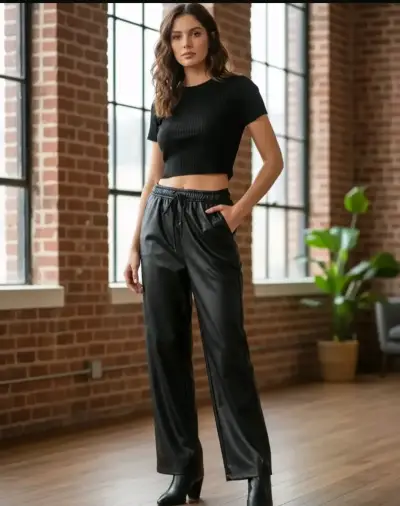 Pantalones de cuero sintético negros para mujer - miniatura 1