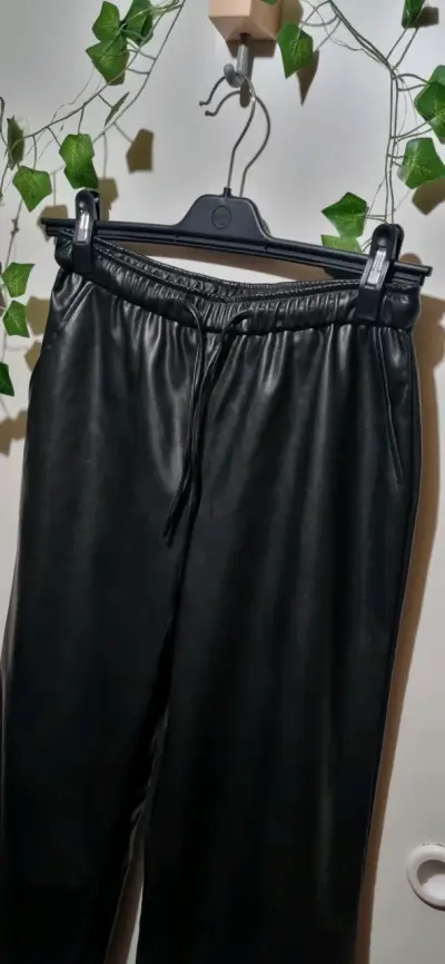 Pantalones de cuero sintético negros para mujer - miniatura 3