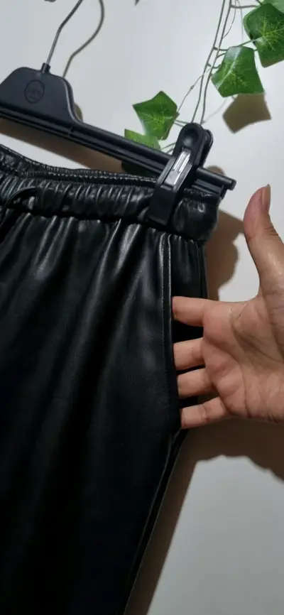 Pantalones de cuero sintético negros para mujer - miniatura 5
