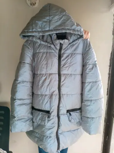 Chaqueta acolchada con capucha gris plata - miniatura 1