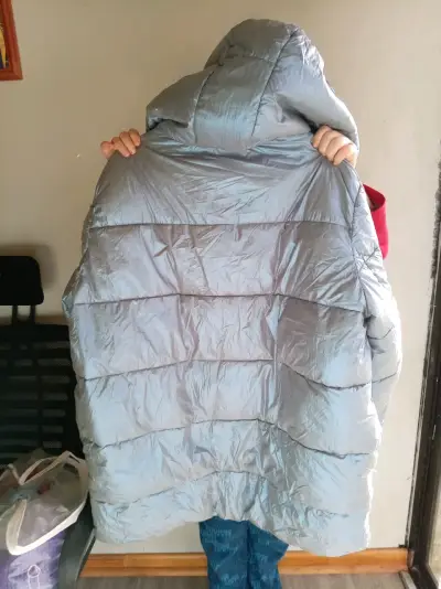 Chaqueta acolchada con capucha gris plata - miniatura 2