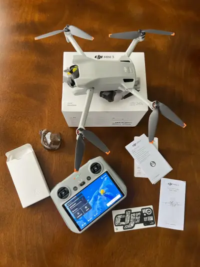Drone DJI Mini 3 con control remoto y accesorios - miniatura 1
