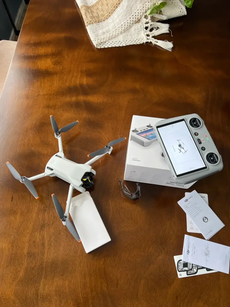 Drone DJI Mini 3 con control remoto y accesorios - 3