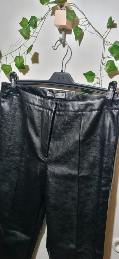 Pantalones de cuero sintético negro para mujer - miniatura 3