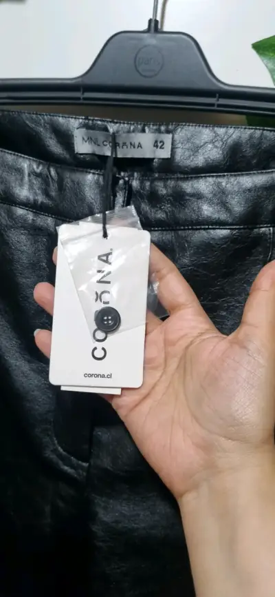 Pantalones de cuero sintético negro para mujer - miniatura 4