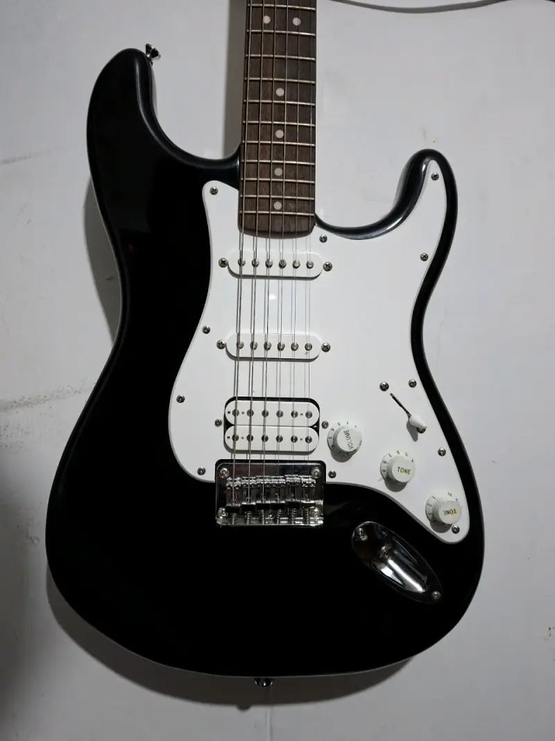 Guitarra Eléctrica Squier by Fender Stratocaster - 1