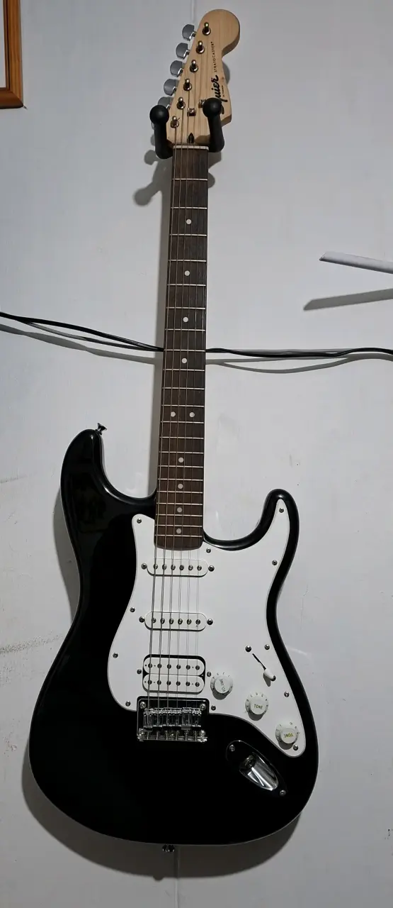 Guitarra Eléctrica Squier by Fender Stratocaster - 2