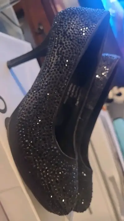 Tacones negros con brillo elegantes - miniatura 1