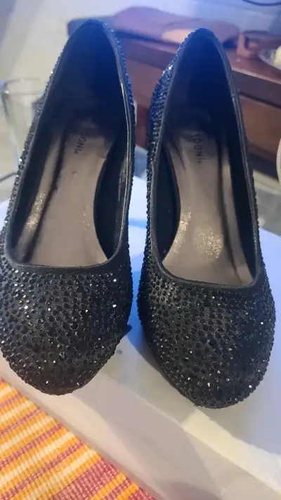 Tacones negros con brillo elegantes - miniatura 3