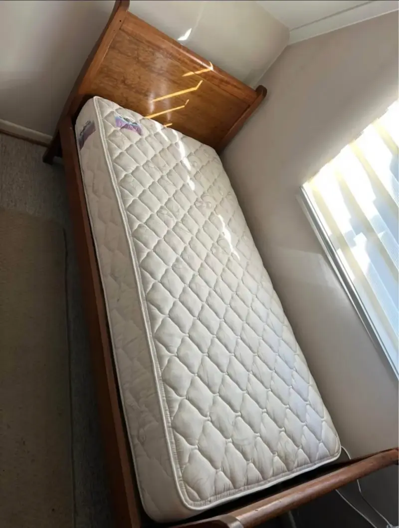 Cama de madera con colchón incluido - 2